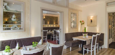 Hotellets restaurant byder på velsmagende retter i en hyggelig atmosfære.