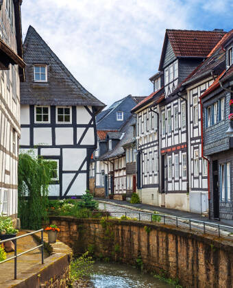 Kör till den UNESCO-listade staden Goslar och upplev de många vackra korsvirkeshusen.