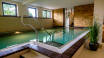 Entspannen Sie im schönen Wellnessbereich des Hotels mit Pool und Saunen. Der Aufenthalt beinhaltet 20% Rabatt!