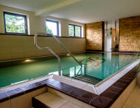 Slapp av i hotellets nydelige spa-område med basseng og badstuer. Oppholdet inkluderer 20% rabatt!