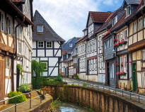 Kör till den UNESCO-listade staden Goslar och upplev de många vackra korsvirkeshusen.