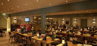 Den modernt inredda restaurangen erbjuder traditionell dansk mat i modern tappning.