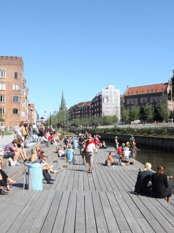 Machen Sie einen Ausflug nach Aarhus. Sehen Sie die Weltkunst in Aros, gehen Sie einkaufen und essen Sie in einem der vielen Cafés zu Mittag.