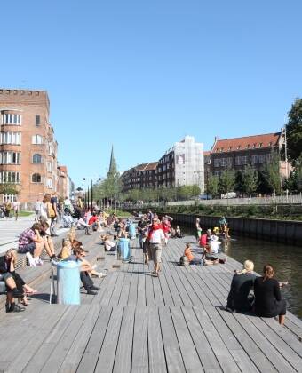 Ta en tur til Århus. Se verdenskunst på ARoS, dra på shopping og spis lunsj på en av de mange kaféene langs elven.