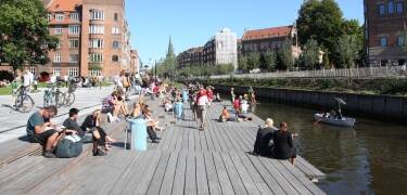 Tag en tur til Århus. Se verdenskunst på Aros, tag på shopping og spis en frokost på en af de mange caféer langs åen.