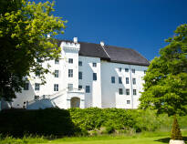 Besök det vackra Dragsholm Slott och njut av en vällagad måltid i slottets restaurang.
