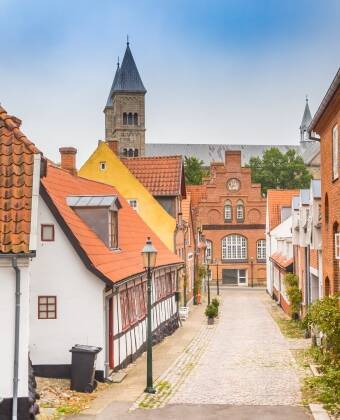 Upptäck Viborgs rika historia – från den imponerande domkyrkan till de charmiga gamla gatorna och gågatan.