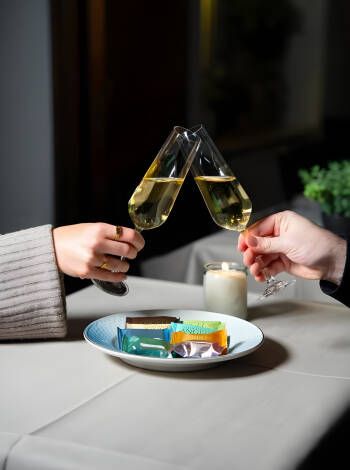 Slapp av med en cocktail eller et glass vin i den hyggelige hotellbaren.