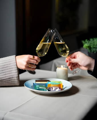 Slapp av med en cocktail eller et glass vin i den hyggelige hotellbaren.