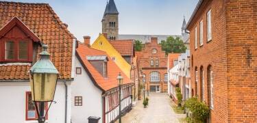 Udforsk Viborgs spændende historie – fra den imponerende domkirke til de hyggelige gamle gader og gågaden.