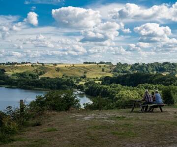 Oplev den smukke natur med gåture langs Søndersø og Nørresø, eller tag på vandretur i Dollerup Bakker og ved Hald Sø.