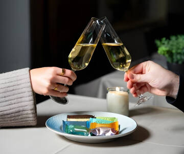 Slap af med en cocktail eller et glas vin i hotellets hyggelige bar.