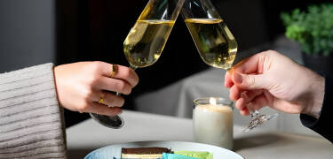 Slap af med en cocktail eller et glas vin i hotellets hyggelige bar.