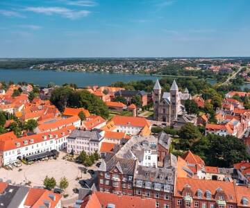 Nutzen Sie Ihren Aufenthalt, um die charmante Stadt zu entdecken und die nahegelegenen Mønsted Kalkgruben zu besichtigen.