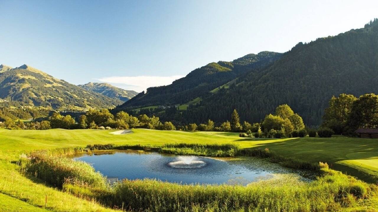 Ikke langt fra hotellet ligger det en flot 18-hulls golfbane, dersom dere vil spille golf i Alpene.