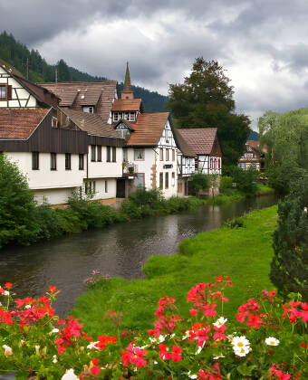 Verbringen Sie einen oder zwei Tage mit einer Autotour durch den idyllischen Schwarzwald und besuchen Sie die zahlreichen hübschen Dörfer.
