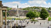 Stuttgarts smukke slotsplads med Kejser Wilhelms Jubilæumssøjle, springvand og flotte græsarealer, ligger i hjertet af byen.