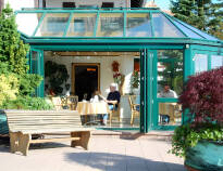 Das Hotel hat einen gemütlichen Wintergarten und eine Terrasse, auf der Sie je nach Witterung bei einem erfrischenden Getränk entspannen können.