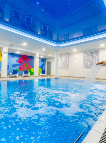 There is a swimming pool, jacuzzi, sauna and fitness centre, as well as treatments in the hotel's wellness area.