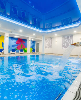På Hotel New Skanpol hittar ni pool, jacuzzi, bastu, gym och behandlingar.