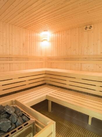 Slappna av i bastun efter en lång dag i staden. Lyxa till det med en massage först!