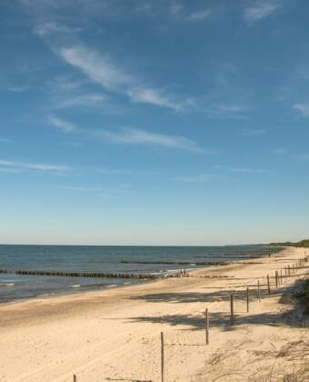 Plantschen Sie im Meer oder spazieren Sie entlang dem Strand, der nur 700 Meter vom Hotel entfernt ist.