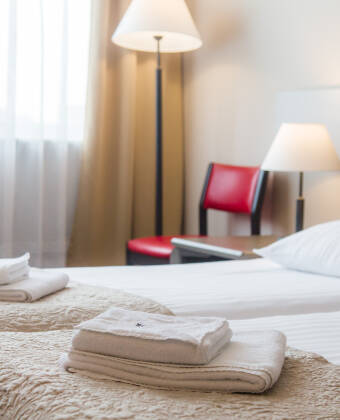 Die eleganten und stillvollen Zimmer, ist geprägt vom dänischen Design vom berühmten Designer Bo Benfits.