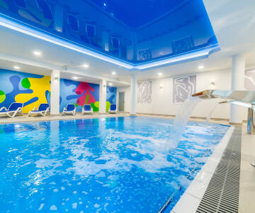 På Hotel New Skanpol hittar ni pool, jacuzzi, bastu, gym och behandlingar.