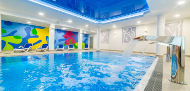 På Hotel New Skanpol hittar ni pool, jacuzzi, bastu, gym och behandlingar.