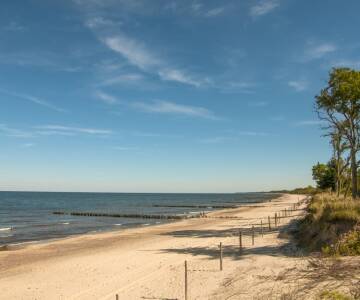 Plantschen Sie im Meer oder spazieren Sie entlang dem Strand, der nur 700 Meter vom Hotel entfernt ist.