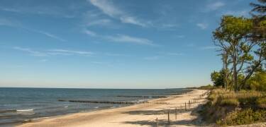 Plantschen Sie im Meer oder spazieren Sie entlang dem Strand, der nur 700 Meter vom Hotel entfernt ist.