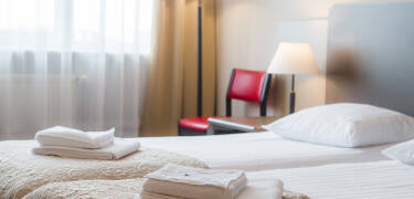 Hotellet präglas av dansk design av den kända designern Bo Benfils. Rummen är stilrena och eleganta.