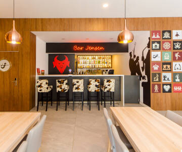 Hotellet har egen restaurant, bar og kafé. Avslutt dagen med en god drink i baren.