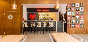 Das Hotel verfügt über ein Restaurant, einer Bar und einem Café.