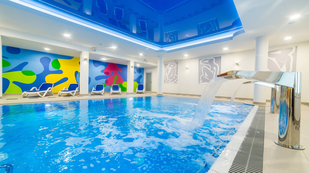 There is a swimming pool, jacuzzi, sauna and fitness centre, as well as treatments in the hotel's wellness area.