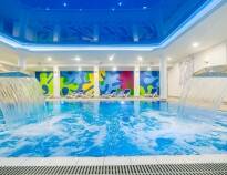 Der er swimmingpool, jacuzzi, sauna og fitnesscenter samt behandlinger i hotellets wellness-område.