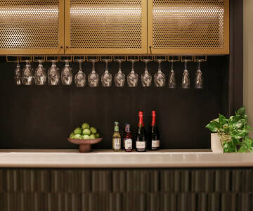 Njut av din favoritdrink eller en enkel måltid i lobbybaren.