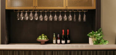 Njut av din favoritdrink eller en enkel måltid i lobbybaren.