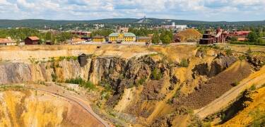 Die Natur rund um Falun ist atemberaubend, mit üppigen Wäldern, stillen Seen und malerischen Wanderwegen.