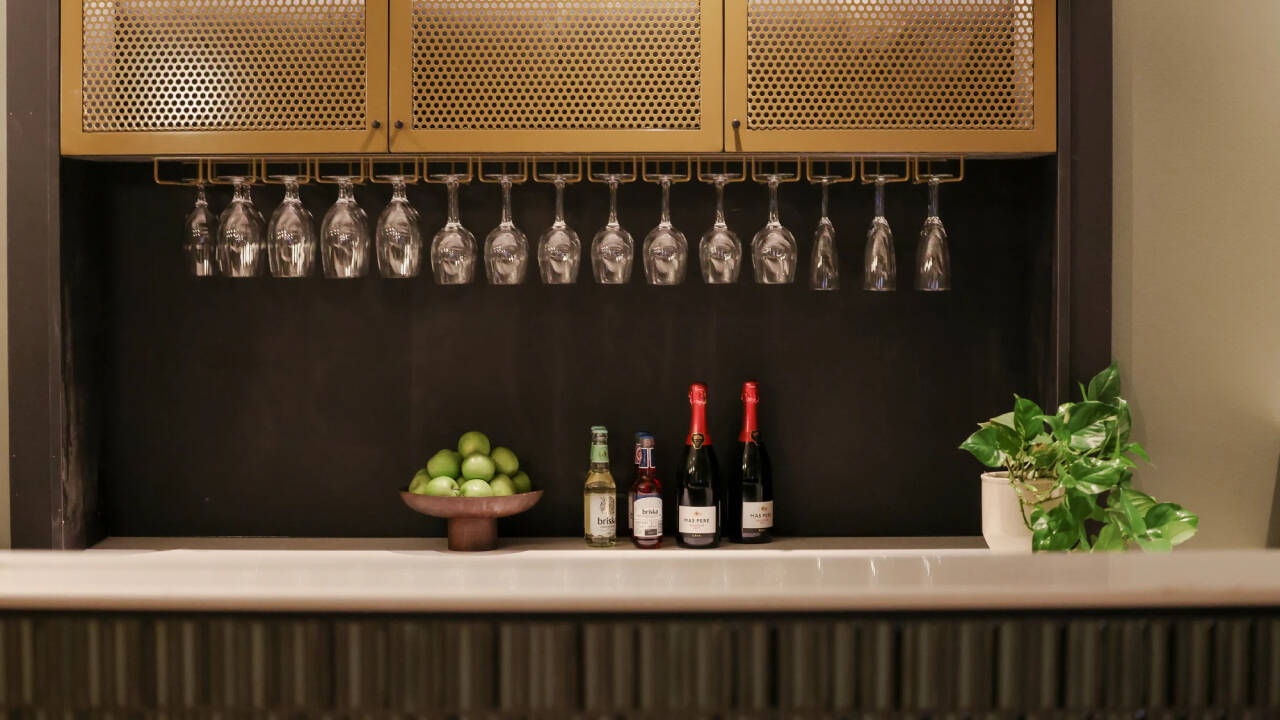 Hotellets restaurant byr på en fantastisk matopplevelse med lokale og internasjonale retter, tilberedt med ferske råvarer av høy kvalitet.