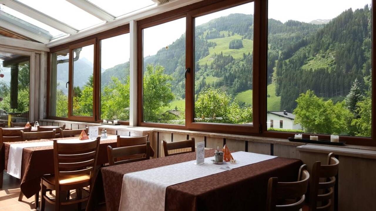 Hotellet restaurant serverer både østrigske og internationale retter.