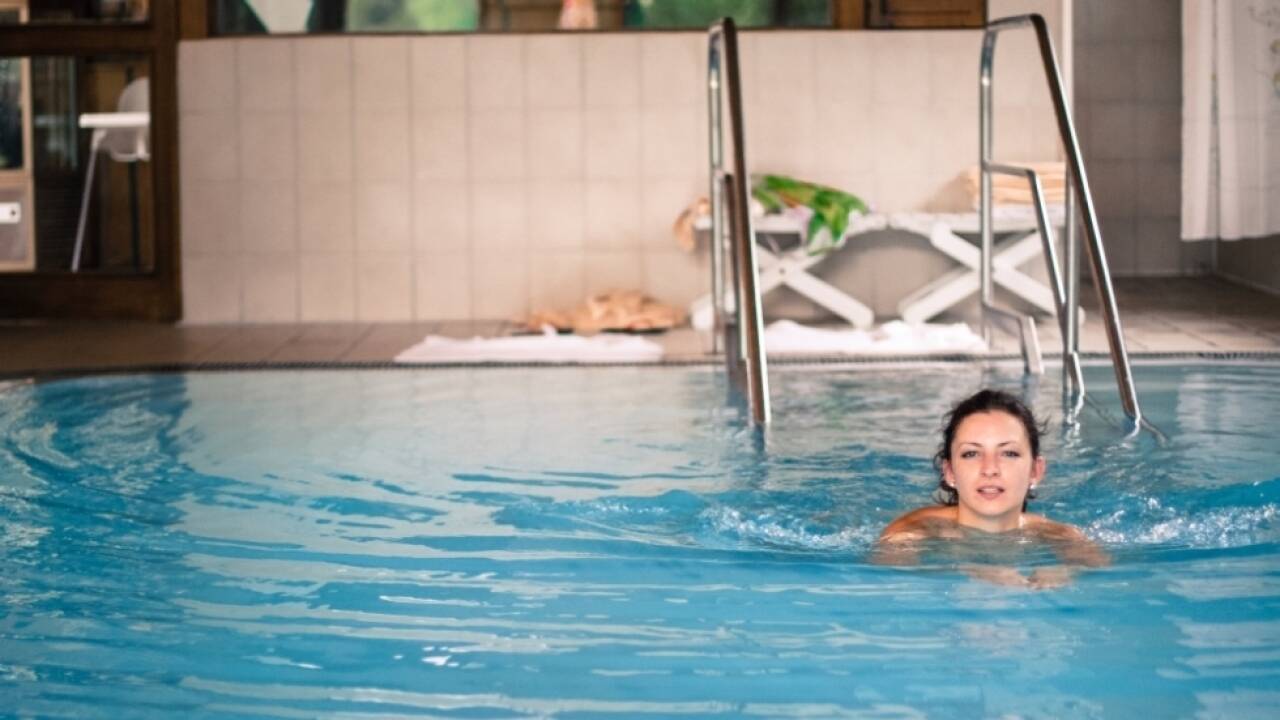 På hotellet er der indendørs pool, sauna, bordtennis, squash, så I ikke kommer til at kede jer.