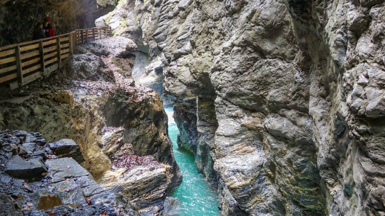 En av alpenes dypeste og lengste juv, hvor imponerende mengder vann renner gjennom.