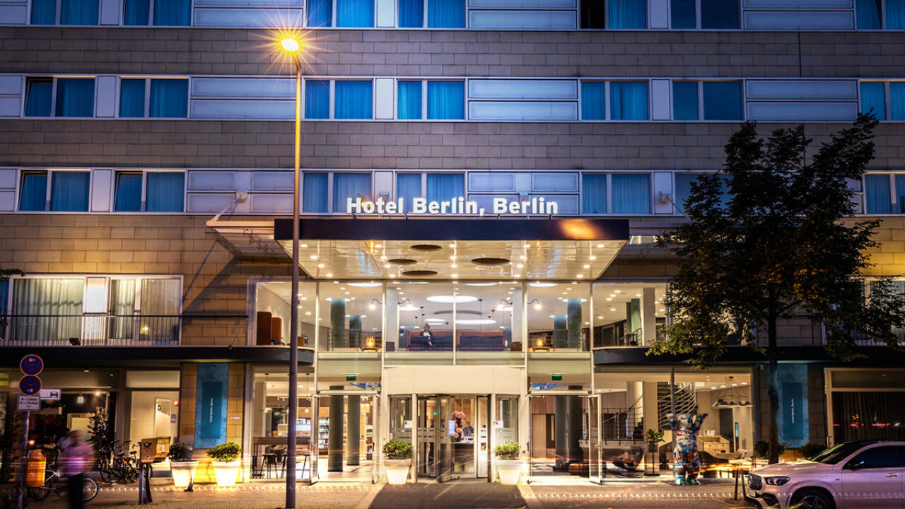 Dette er et autentisk Berlin hotel med praktisk parkering på stedet.