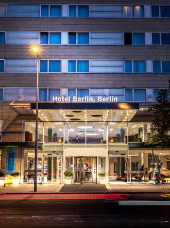 Erleben Sie ein authentisches Berliner Hotel mit praktischen Parkmöglichkeiten direkt vor Ort.