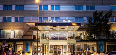 Dette er et autentisk Berlin hotel med praktisk parkering på stedet.