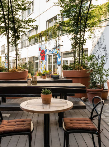 Slap af med en drink i Bar Berlin eller nyd en pause i sommerhaven.