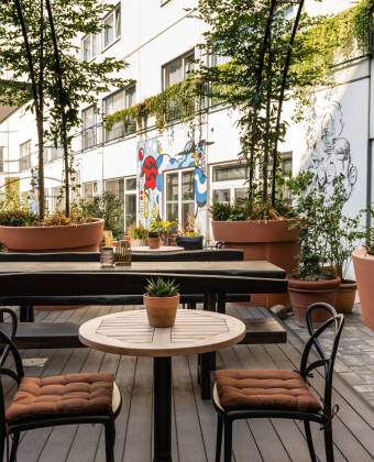 Slappna av med en drink i Bar Berlin eller koppla av i sommarträdgården.