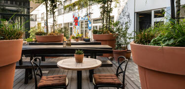Slappna av med en drink i Bar Berlin eller koppla av i sommarträdgården.