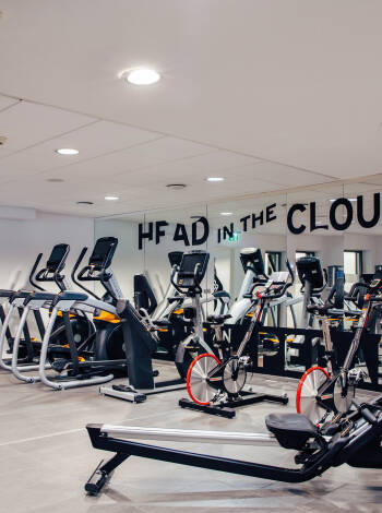 Das Hotel bietet ein modernes Fitnessstudio, eine finnische Sauna und Fahrradverleih.
